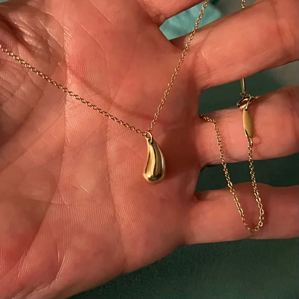 Tiffany & Co. Elsa Peretti® Teardrop Pendant Necklace in 18k Yellow Gold - Picture 4 of 9